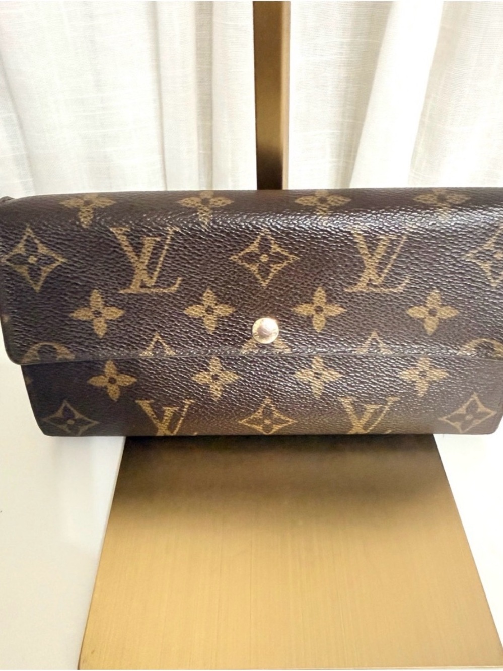 433.  Louis Vuitton Sarah wallet